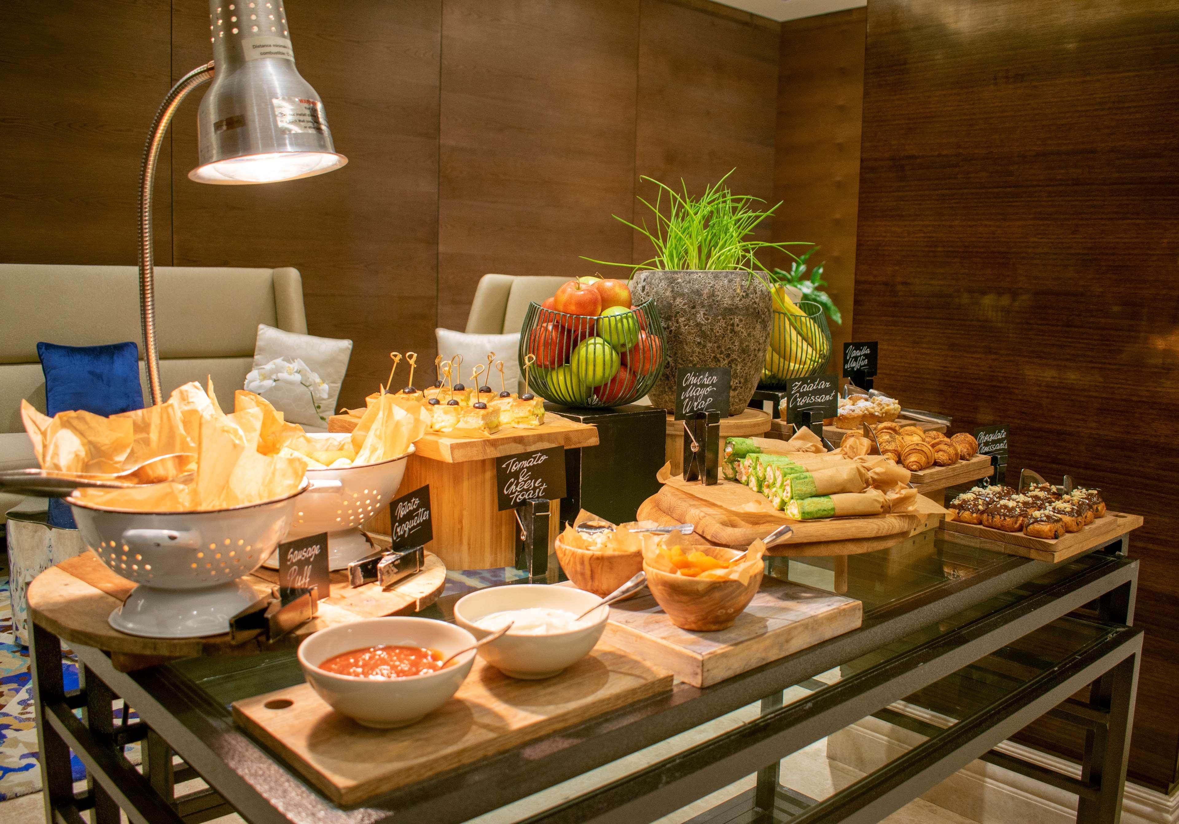 Radisson Blu Hotel, Ajman Eksteriør bilde A buffet at a hotel