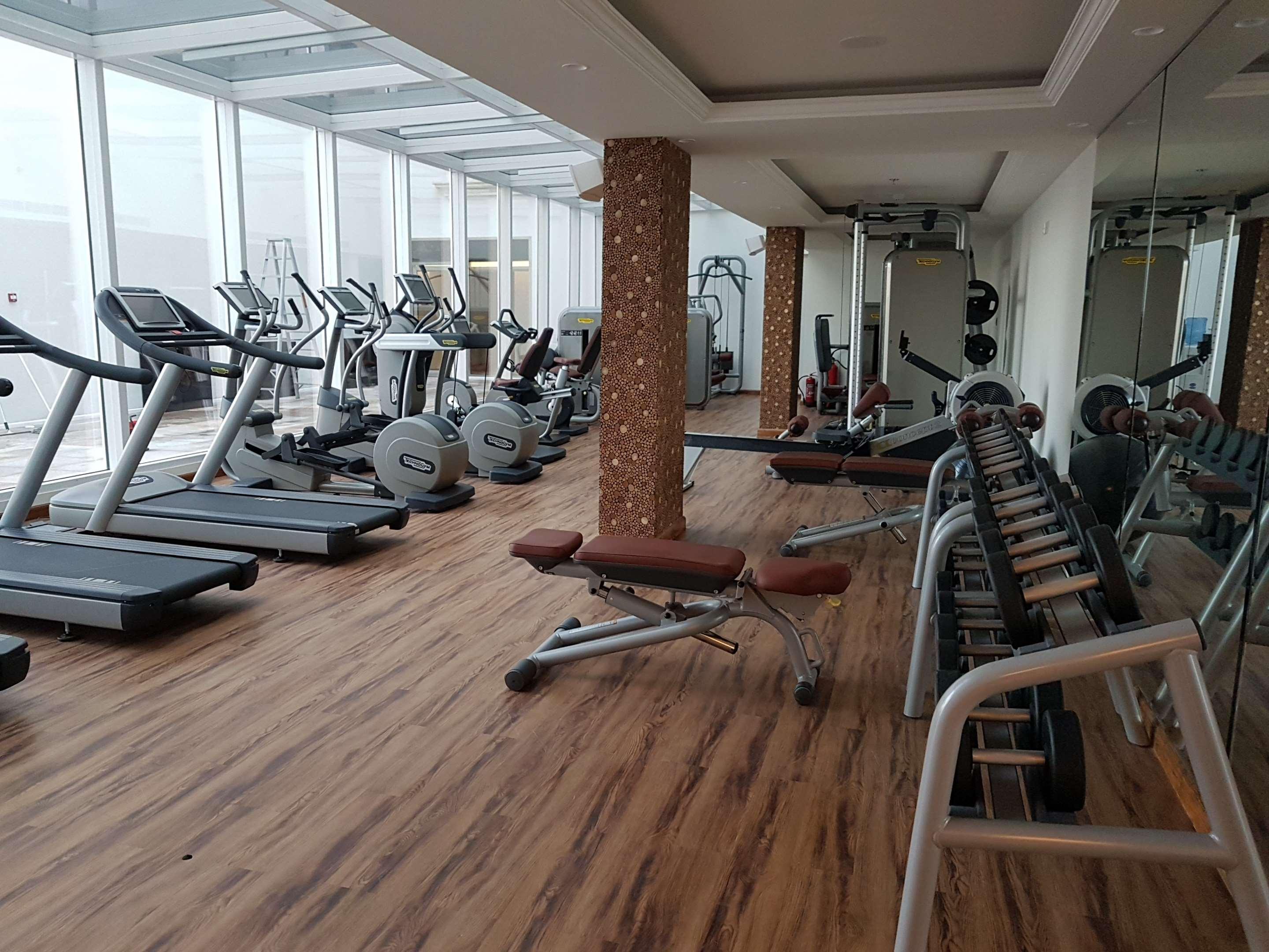 Radisson Blu Hotel, Ajman Eksteriør bilde The gym at the hotel