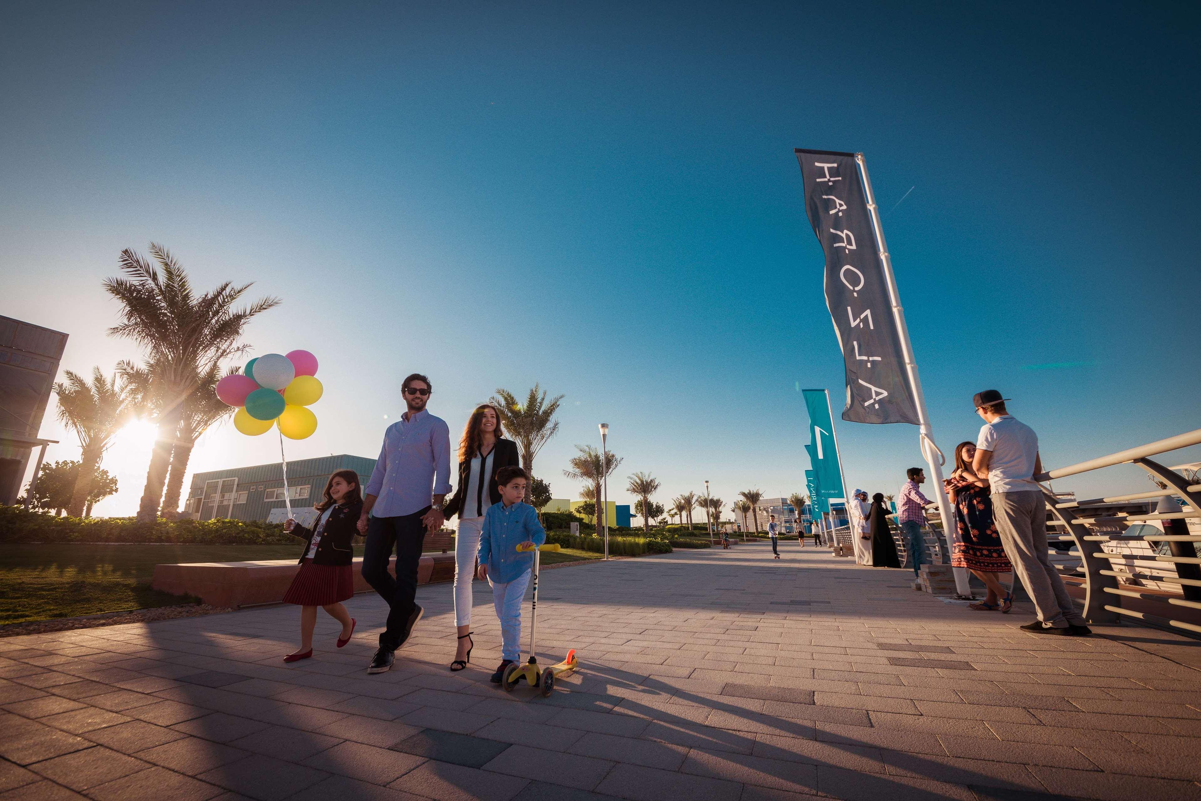 Radisson Blu Hotel, Ajman Eksteriør bilde The Walk, JBR