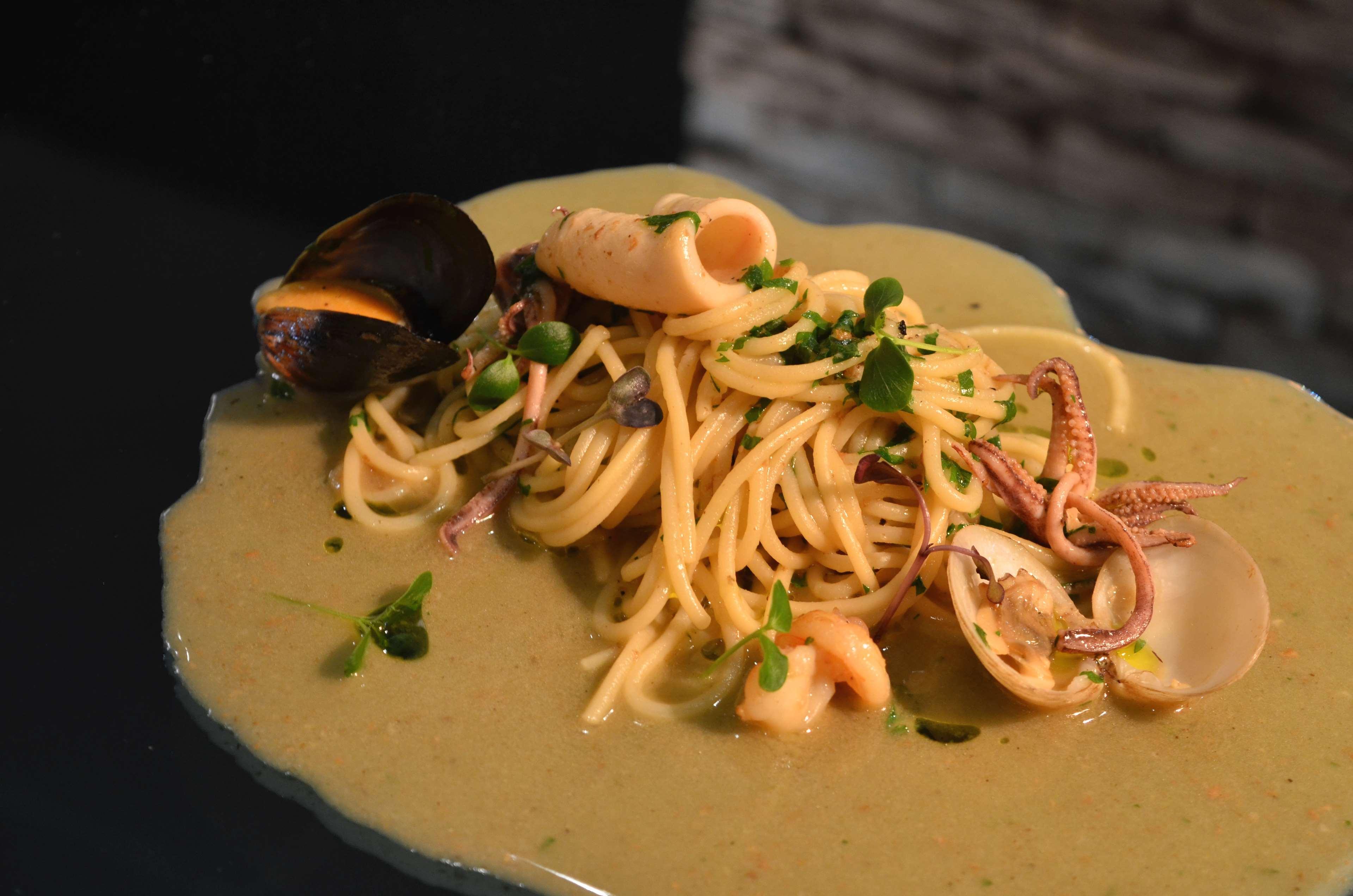 Radisson Blu Hotel, Ajman Eksteriør bilde Spaghetti alla vodka