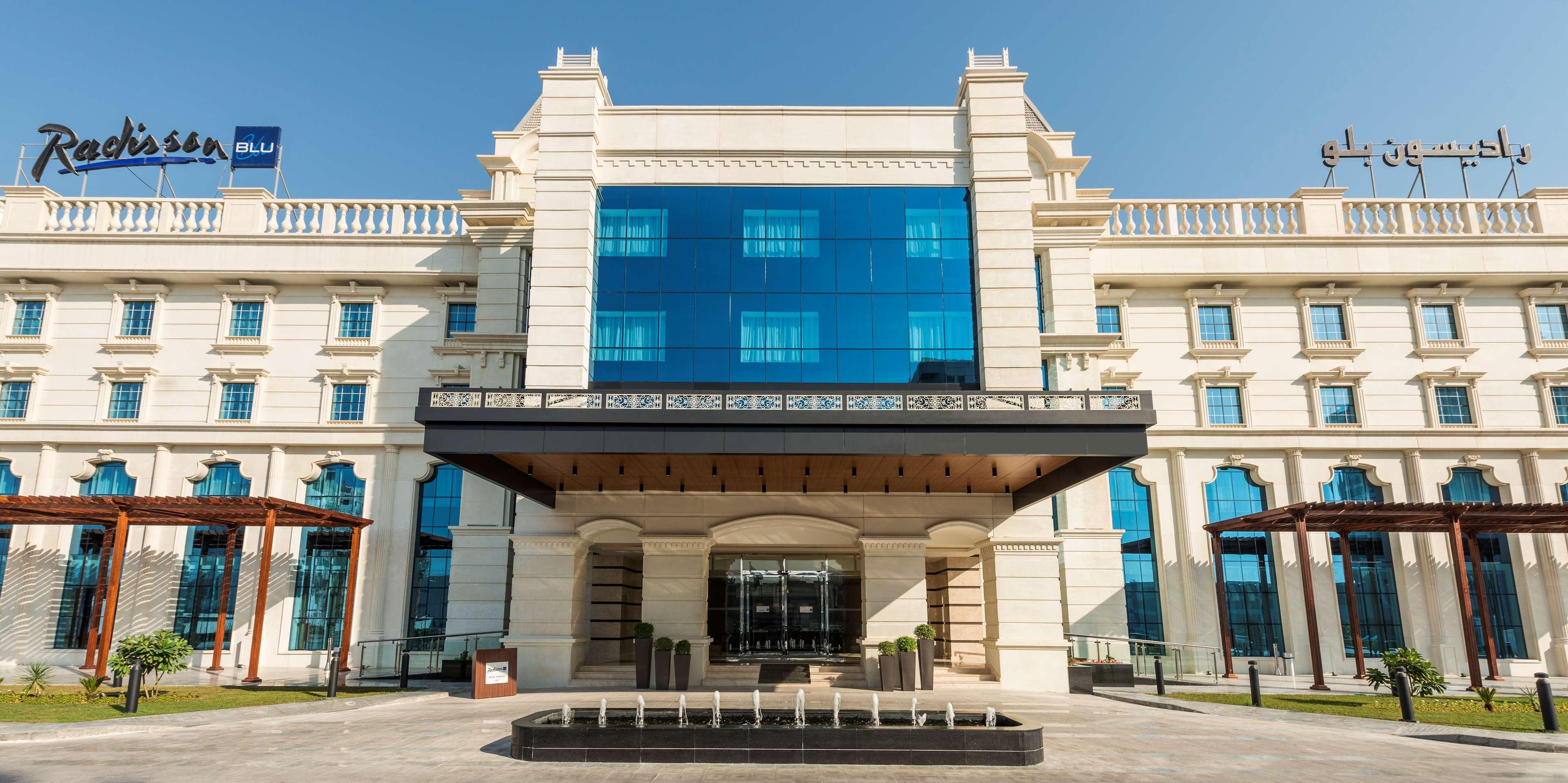Radisson Blu Hotel, Ajman Eksteriør bilde The hotel's entrance