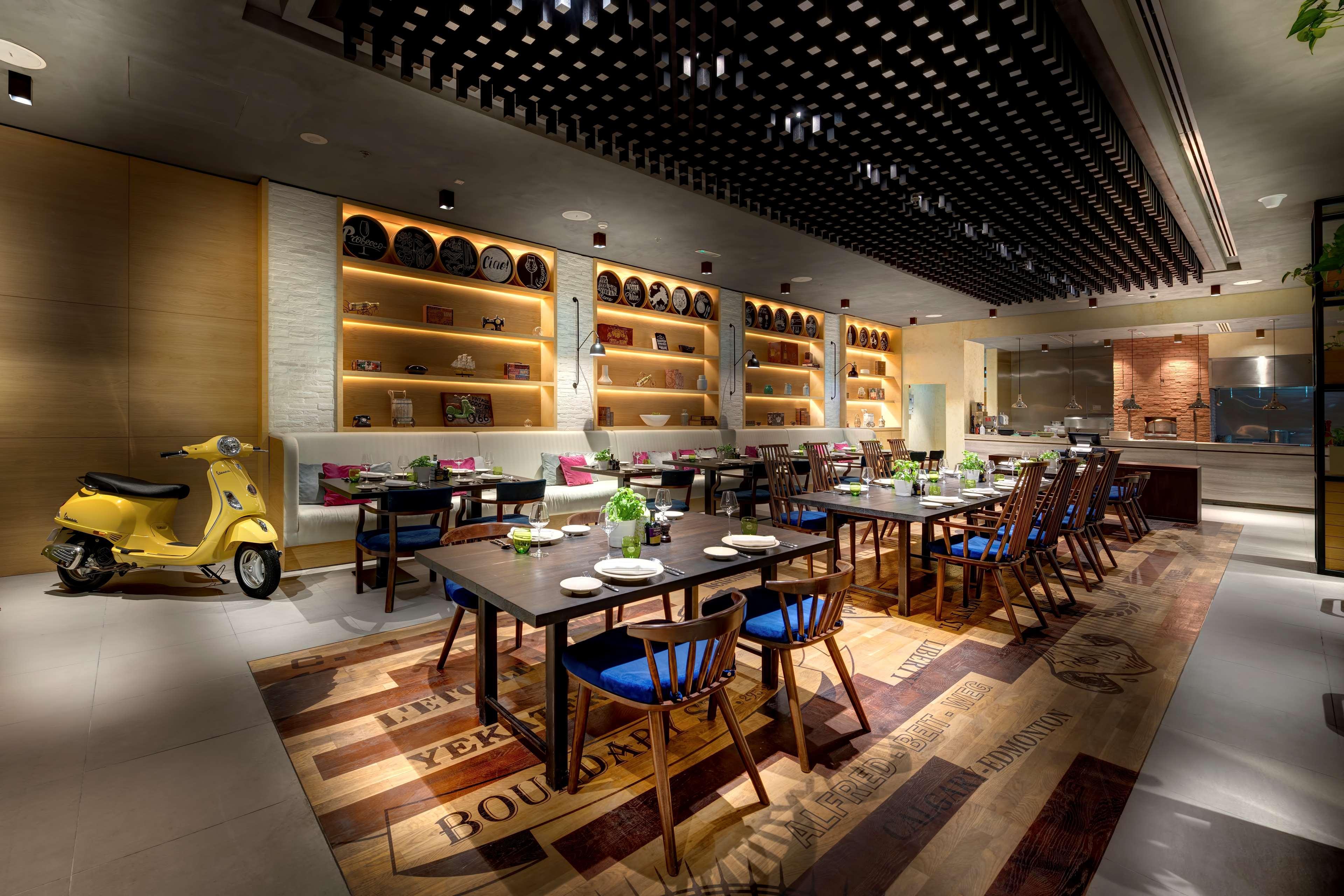 Radisson Blu Hotel, Ajman Eksteriør bilde The interior of the restaurant