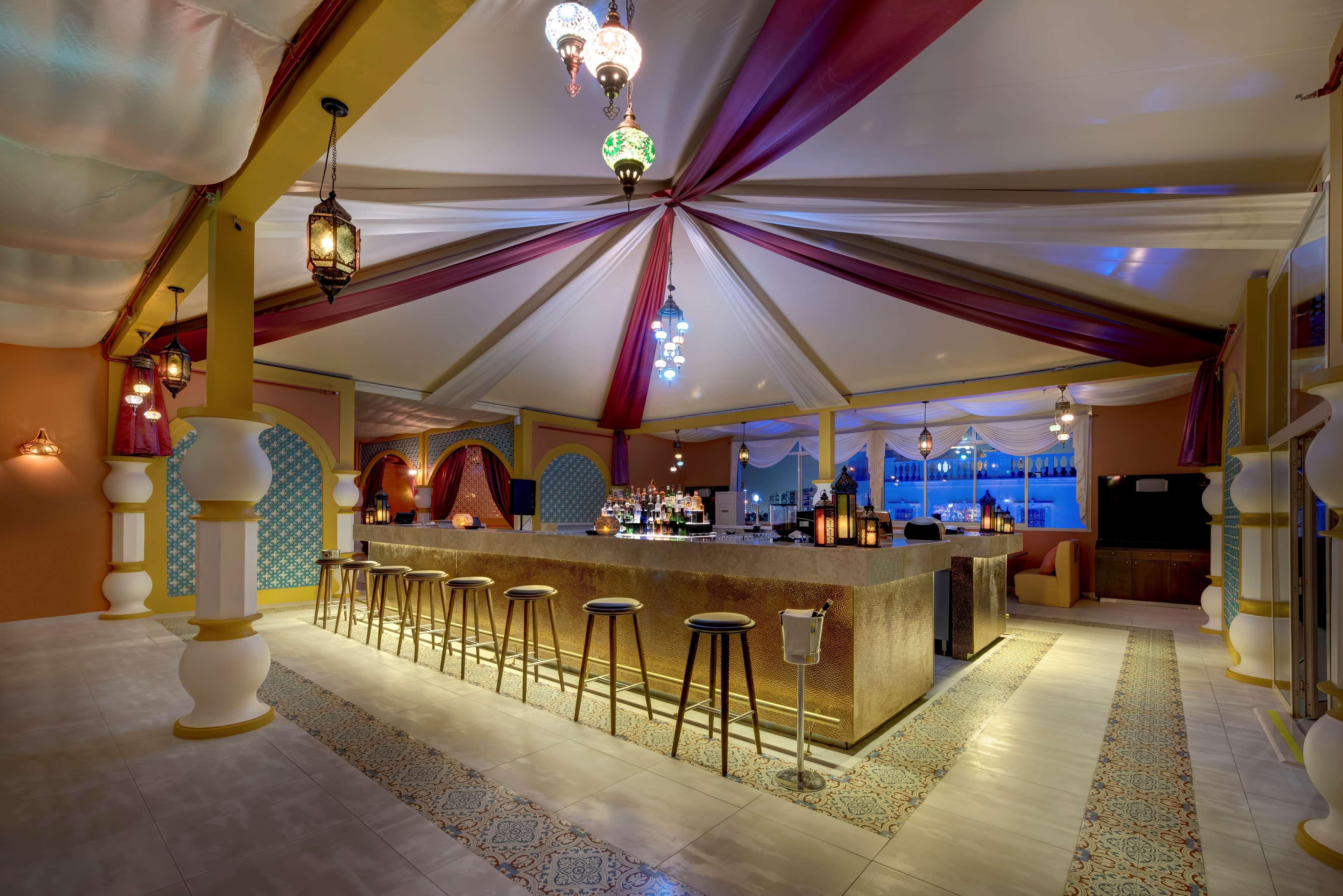 Radisson Blu Hotel, Ajman Eksteriør bilde The bar at the hotel
